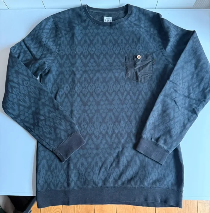 Sweat volcom vintage en bon état taille M noir et bleu marine