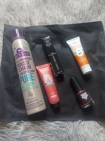 Lot de cosmétiques et pochette