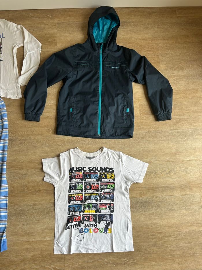 Lot vêtements garçon 12 ans – Veste coupe-vent, pyjama, t-shirts, look été/mi-saison - photo numéro 4