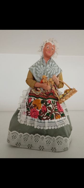 Santon de Provence la femme aux fleurs