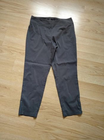 Panta court gris foncé. Femme. Mado et les autres.
Taille 38