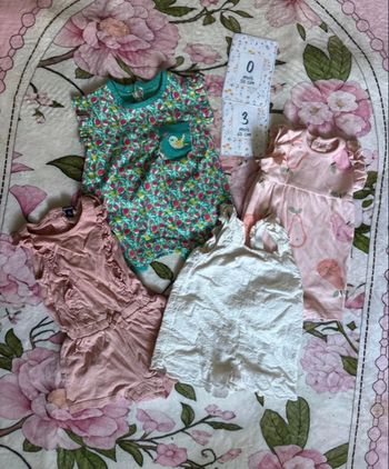 Lot vêtements bébé fille 0/3 mois 4 combinaisons / rompers