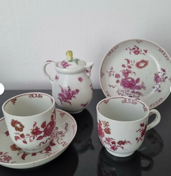 Deux tasses et une théière