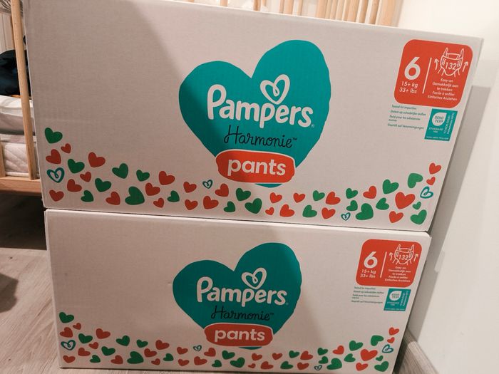 Lot de deux cartons Pants Pampers Harmonie