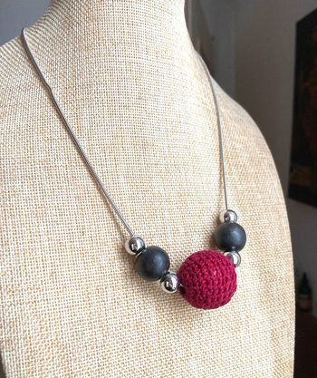 collier boule rouge
