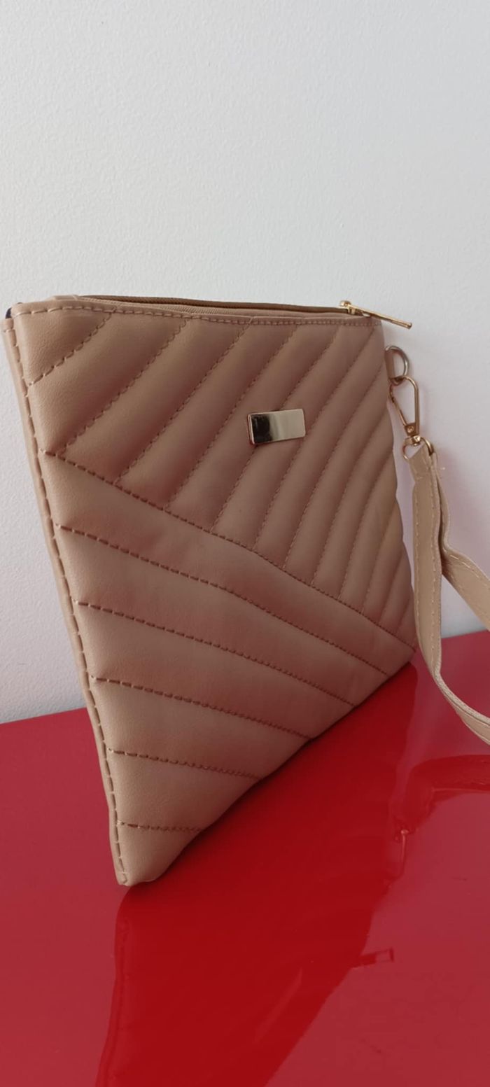 Pochette beige avec sangle pour le poignet amovible - photo numéro 6