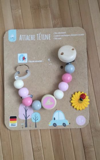 Attache tétine