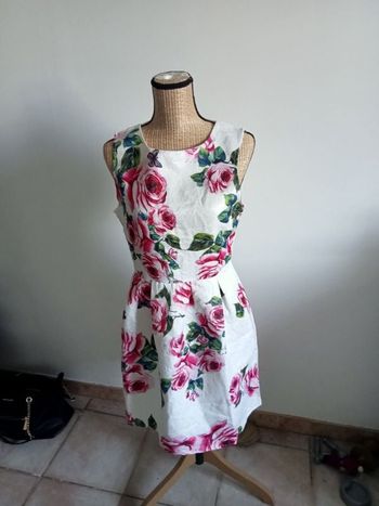 Robe blanche à fleurs roses