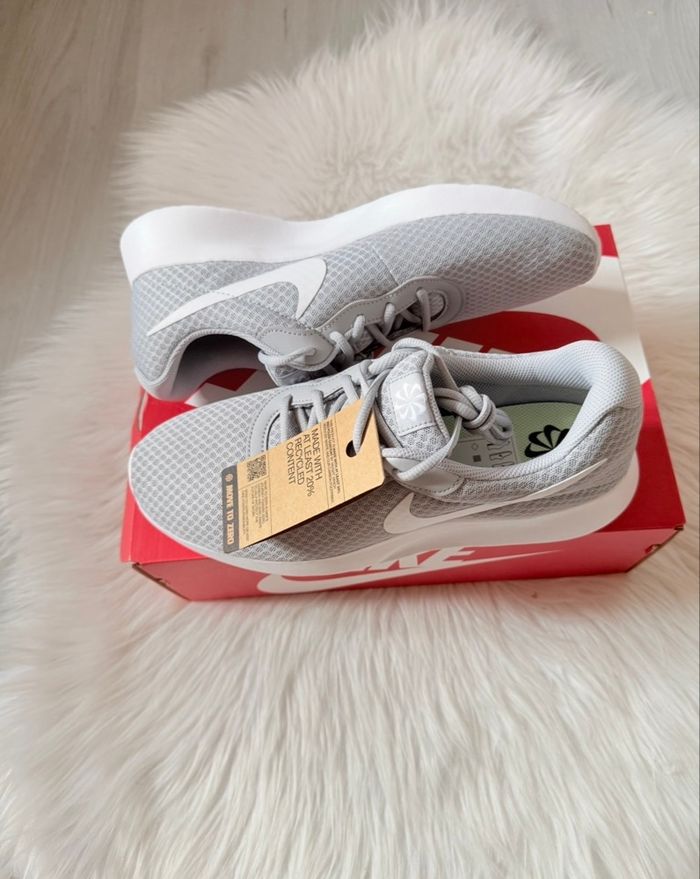 Baskets Nike – Taille 44,5 – gris clair/blanc – Neuf avec étiquette - photo numéro 8