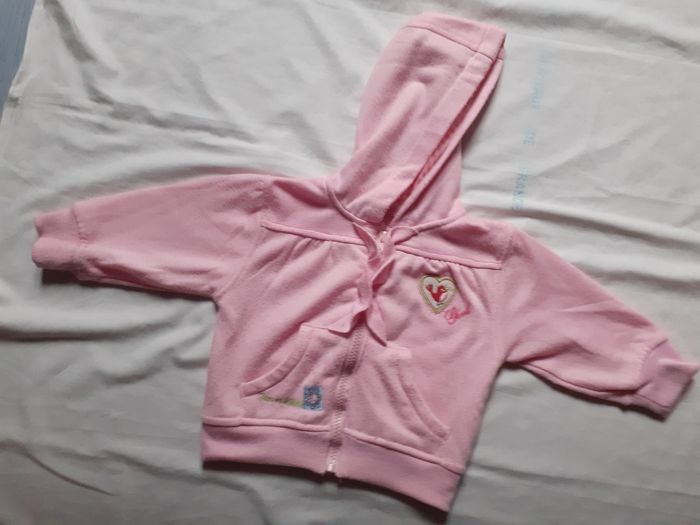 Veste rose à capuche avec poches ventrale arrondies