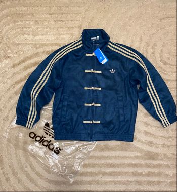 🧧 Veste Adidas Nouvel An Chinois – Bleu marine – Taille M 🧧