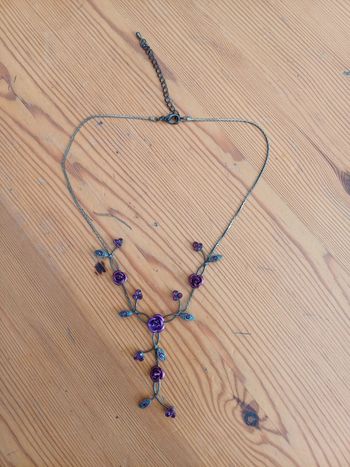 Collier fleurs violette