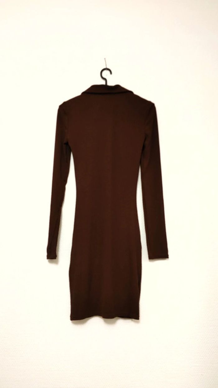Belle robe marron moulante bouton sur le devant taille XS - photo numéro 3