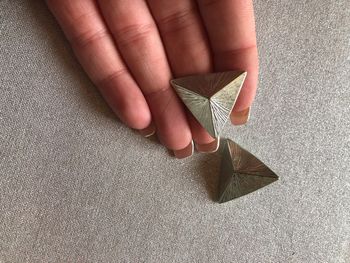 Boucle d’oreille clou triangle en argent