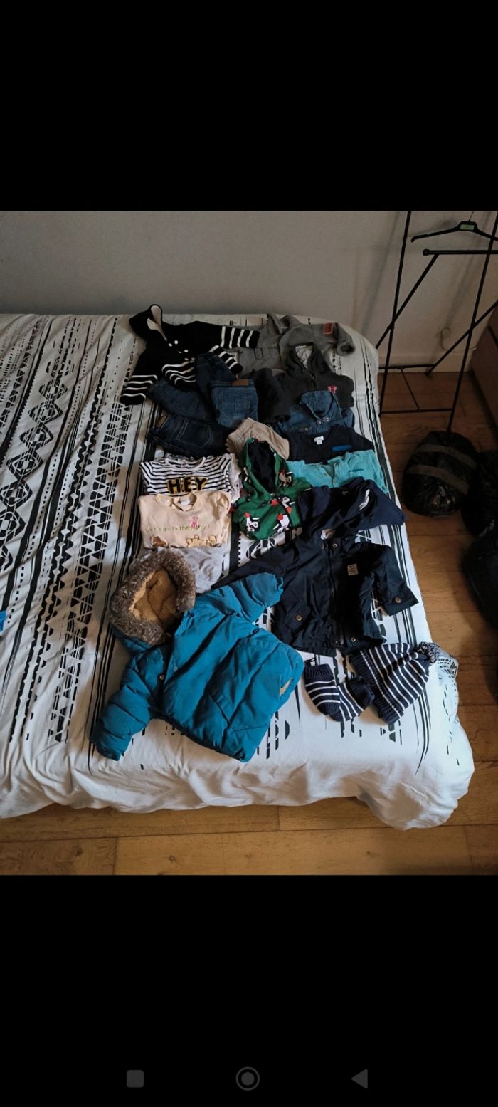 Lot de 34 vêtements garçon taille 12 mois