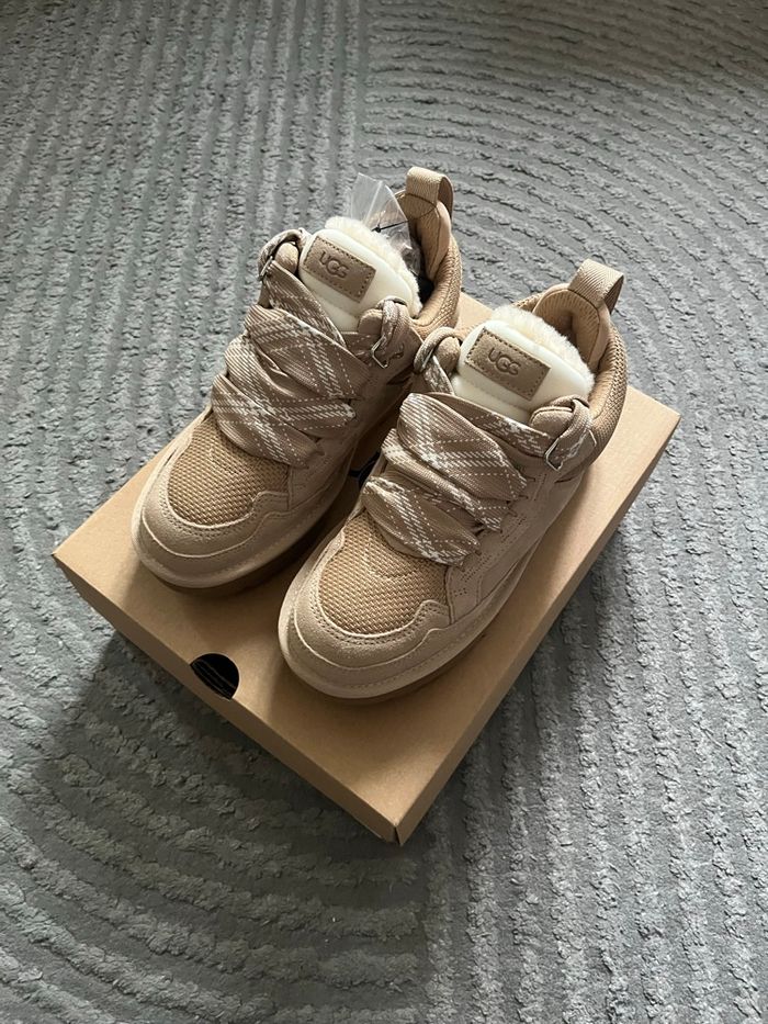 UGG Lowmel Sand / Beige Taille 39 - photo numéro 3
