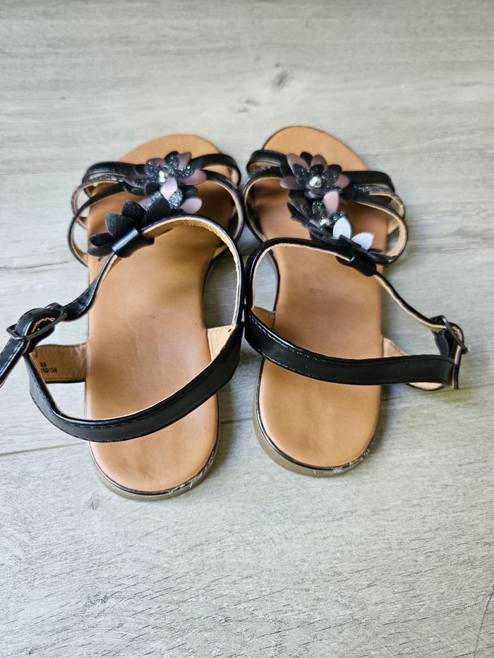 Sandales noires fleuries 38 - photo numéro 3