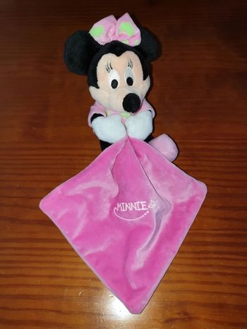 Peluche Minnie avec doudou mouchoir