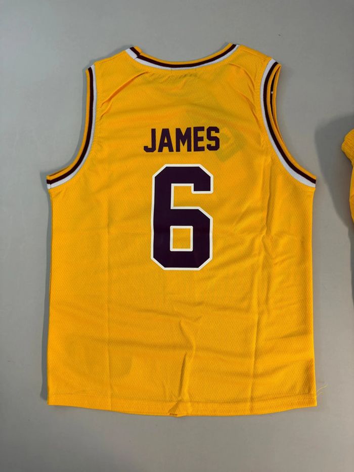 Ensemble sport de basket pour enfant. 10 ans - photo numéro 2