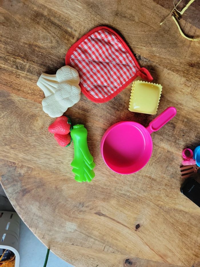 Lot en vrac dînette avec poile ravioli fraise poireau choux etc
