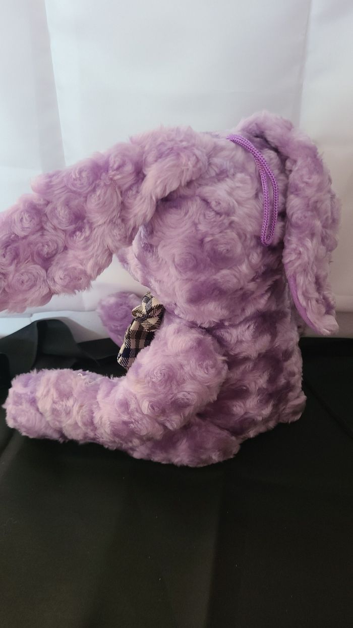 Lapin en peluche violet avec nœud - photo numéro 6