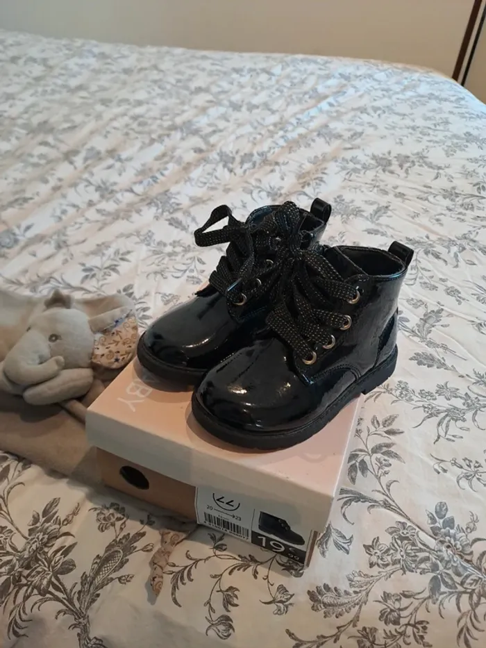 Bottines vernis noire pointure 22