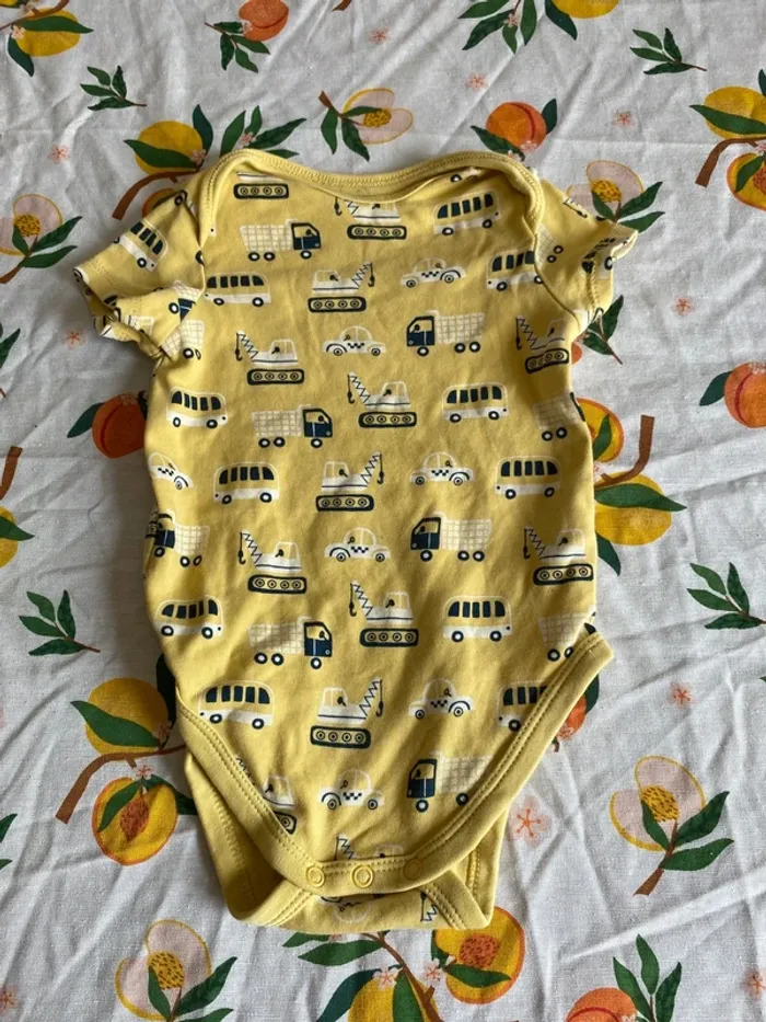 Lot de 3 bodies état neuf taille 6-9 mois - photo numéro 4