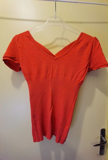 T-shirt rouge-orangé croisé dans le dos