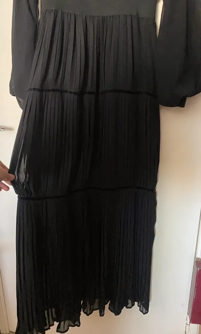 Robe noire longue à manches bouffantes - photo numéro 2