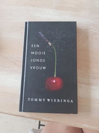 Een mooie jonge vrouw - Tommy Wieringa