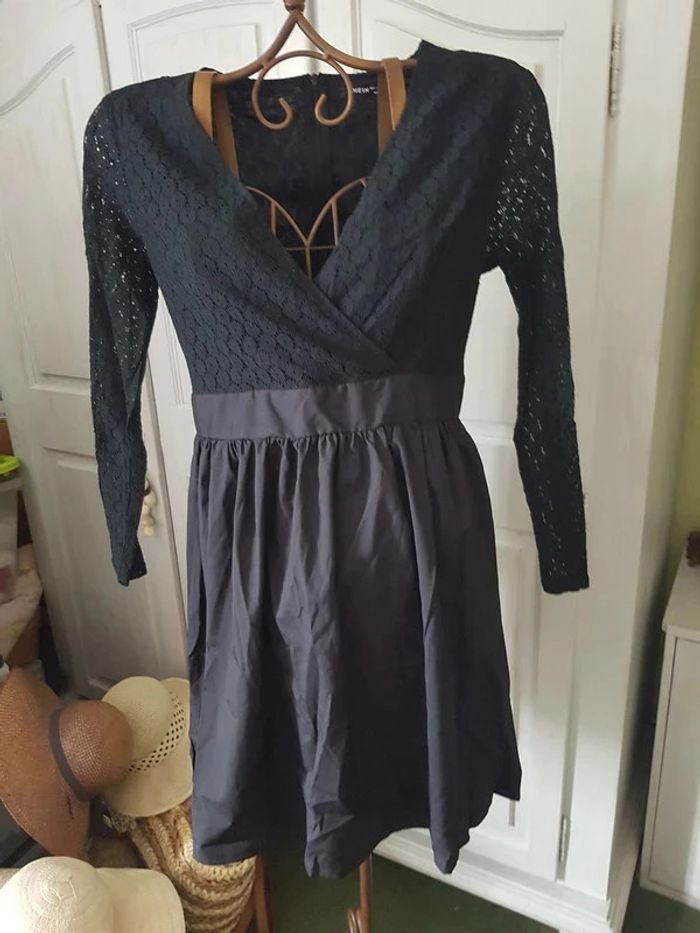 Robe femme. noir. dentelles. 40/42. Shein. 84 cm
