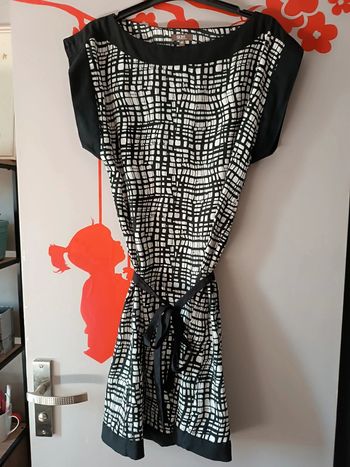 Robe noire et blanche