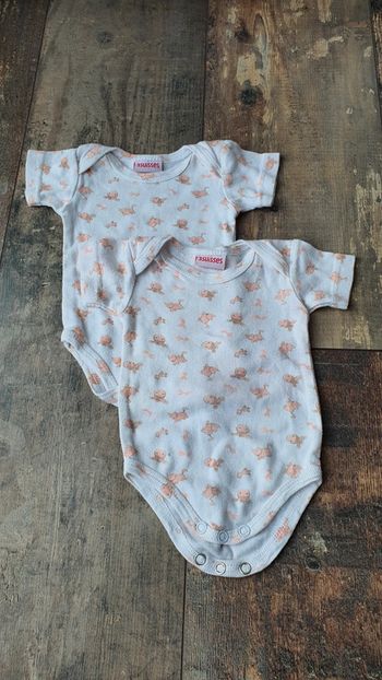 👧 lot de 2 bodies fille en 1 mois de la marque 3 suisse, très bon état 👌