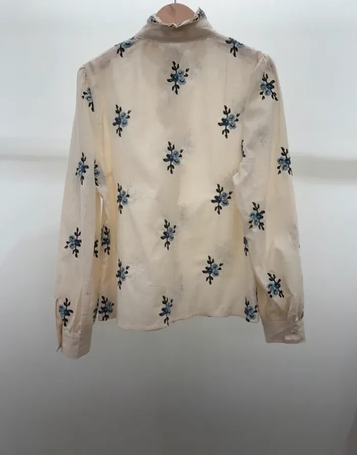 Chemise beige été en coton motifs fleurs bleues - photo numéro 3