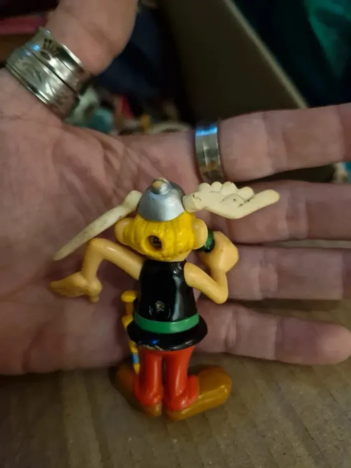 Lot 3 figurines Asterix + 7 pins - photo numéro 2