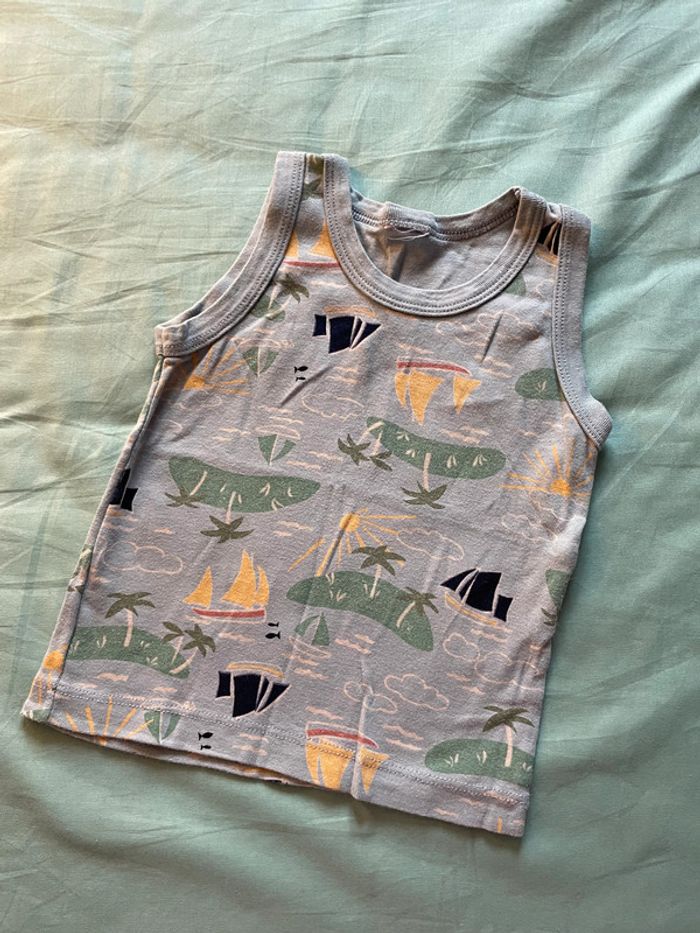 Lot de 4 marcels 18 mois - dont deux avec un petit accro - photo numéro 3