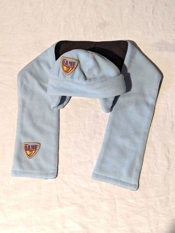 Ensemble Bonnet Cache Oreilles Echarpe Bleues Ecusson First Game Vêtement Accessoire Petits Enfants