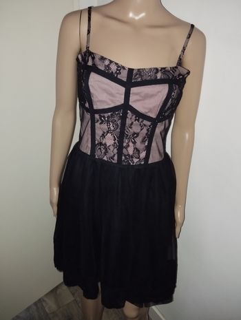 Robe bustier spot taille 40 
Jupon en tulle