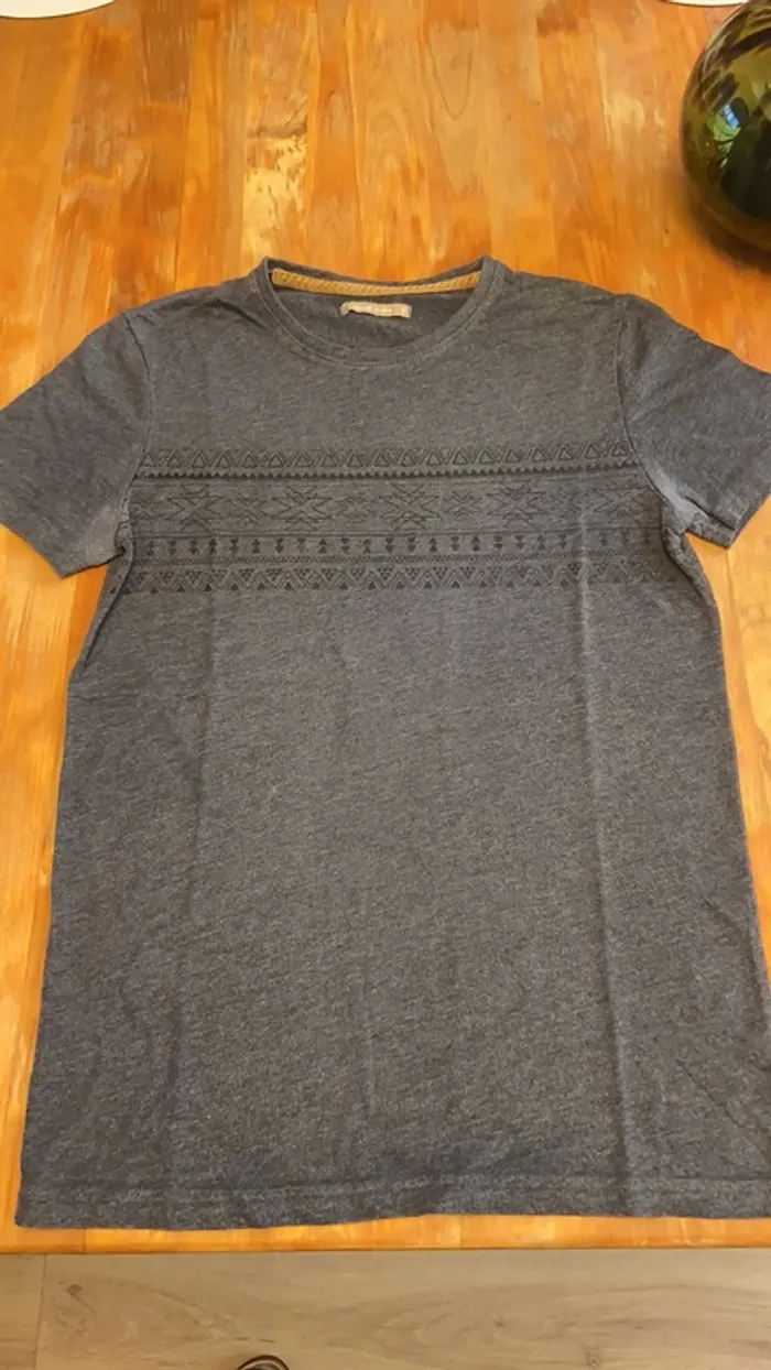 T-shirt gris moucheté avec imprimés