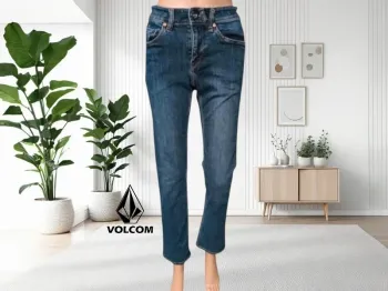 Jean Volcom ,coupe straight ,taille mi-haute ,texture stretch