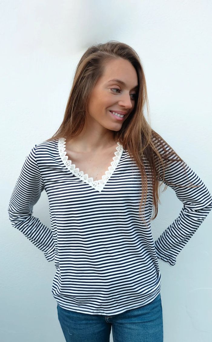 🌟 Haut manches longues à rayures bleu marine et blanche avec broderie
