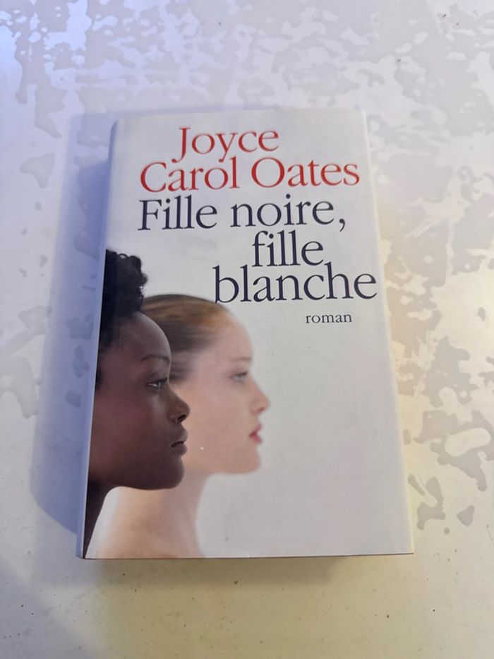 Livre fille noire, fille blanche