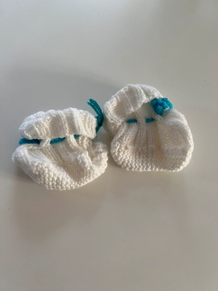 Petit chausson bébé fait mains blanc & bleu