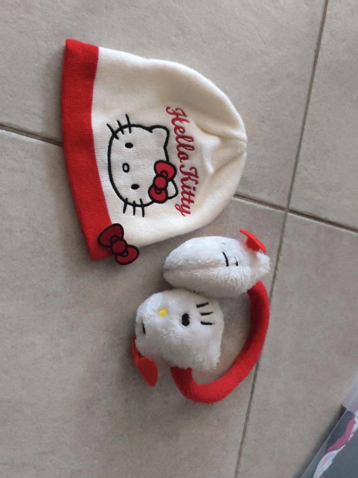 Lot bonnet et cache oreilles hello kitty taille 54