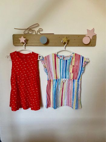 Lots 2 robes 18 mois. Rouge offerte car mini trou.