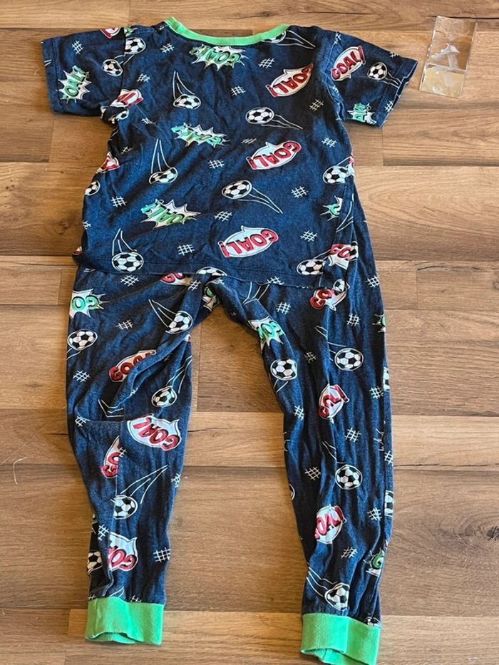 Je vend un pyjama tee shirt et pantalon garçon enfant 5-6 ans bon état - photo numéro 2
