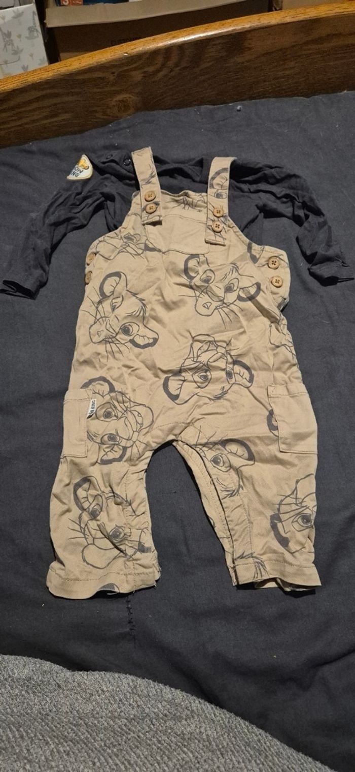 Ensemble salopette/T-shirt manches longues