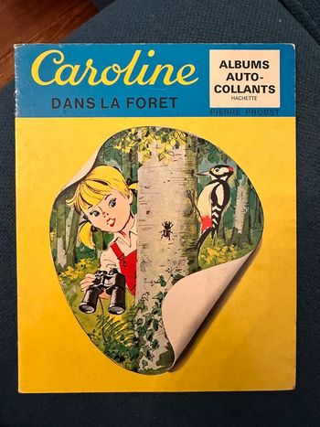 Livre album carton ancien rare Caroline dans la Forêt autocollants stickers Pierre Probst