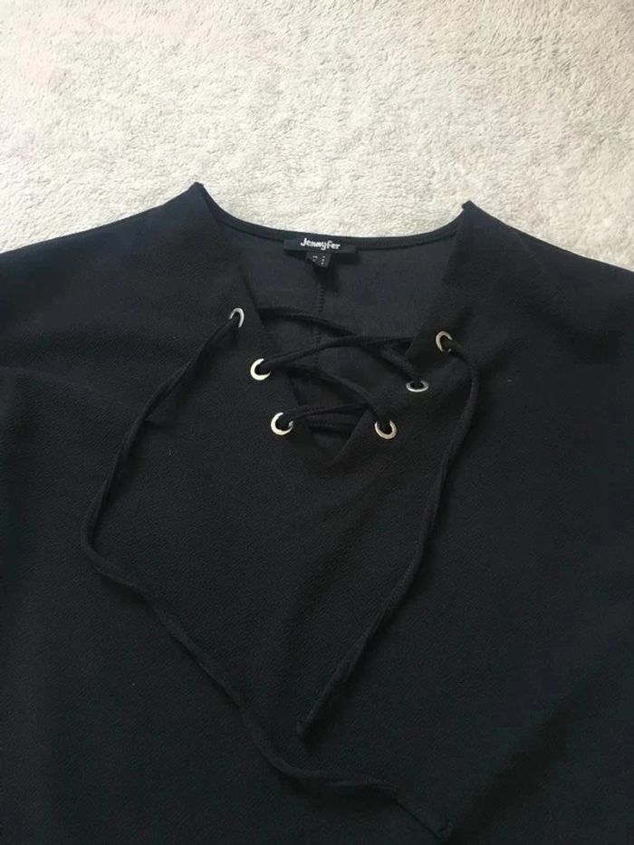 Petite robe noire d'été uni basique simple casual décolleté col V en lacets manches courtes - photo numéro 3