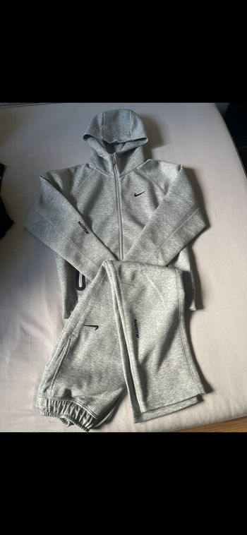 Ensemble Nike NOCTA gris zippé